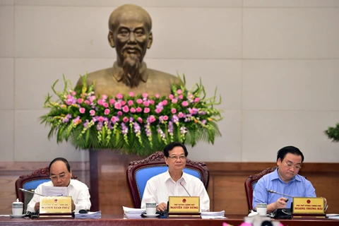 Prime Minister Nguyen Tan Dung (middle) chairs May's regular Cabinet meeting. (Photo: baodientu.chinhphu.vn)